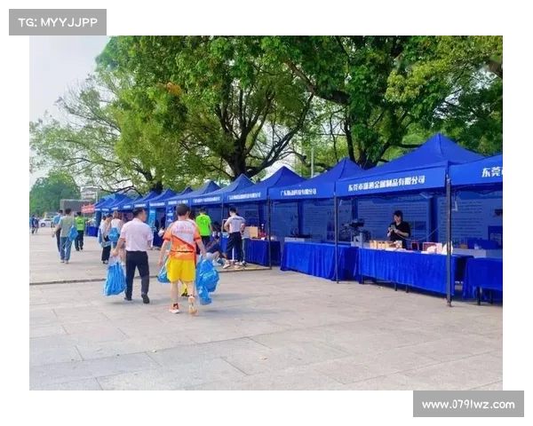 赛事包发放现场-赛事包发放现场选手踊跃领取装备气氛热烈洋溢期待